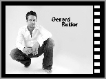 Gerard Butler, biała koszula