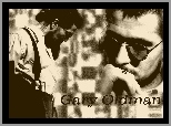 okulary, Gary Oldman, biała koszula
